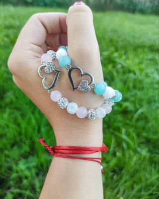 🌸 Hledáte doplněk, který spojuje krásu přírody a pozitivní energii? Tenhle náramek z růženínu, nefritu a křišťálu je také...